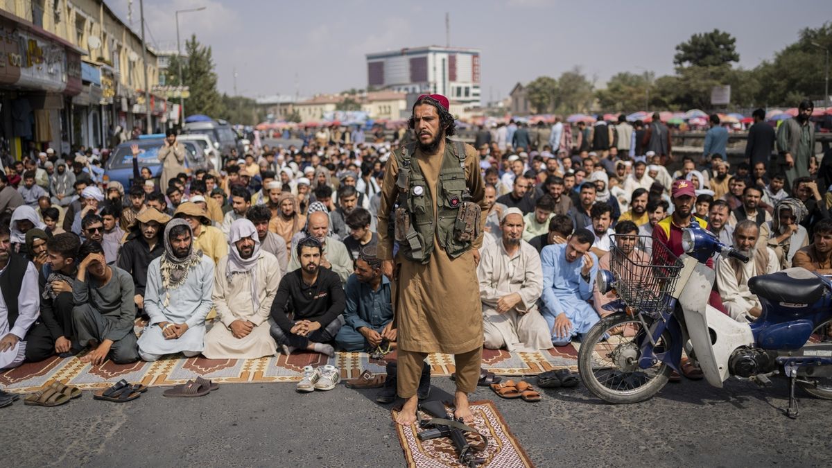 Tálibán pověsil mrtvé tělo na jeřáb